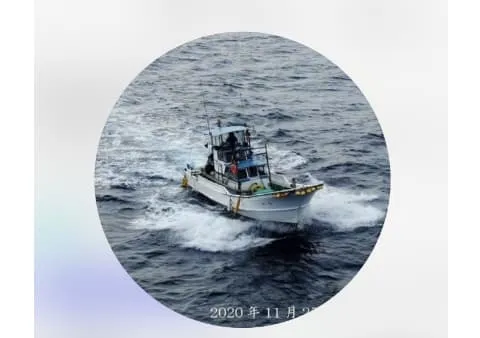 海上を航行する自営の先輩漁師の漁船